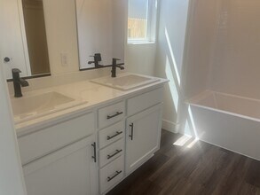 7137 Capital Reef Dr in Bakersfield, CA - Building Photo - Building Photo