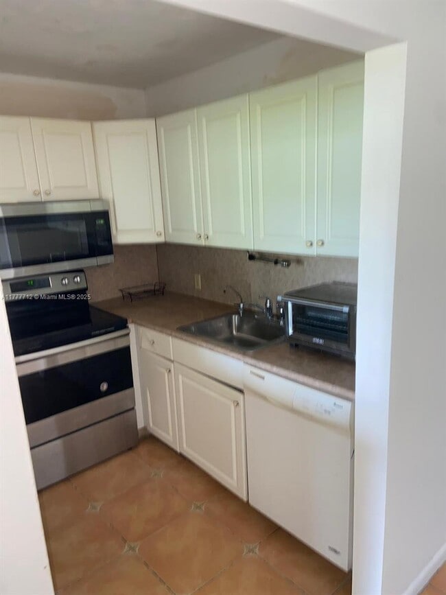 8 Fanshaw A in Boca Raton, FL - Building Photo - Building Photo