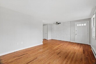 Pinney Brook in Ellington, CT - Foto de edificio - Building Photo