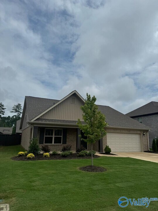 121 Barlow Wy in Owens Cross Roads, AL - Building Photo
