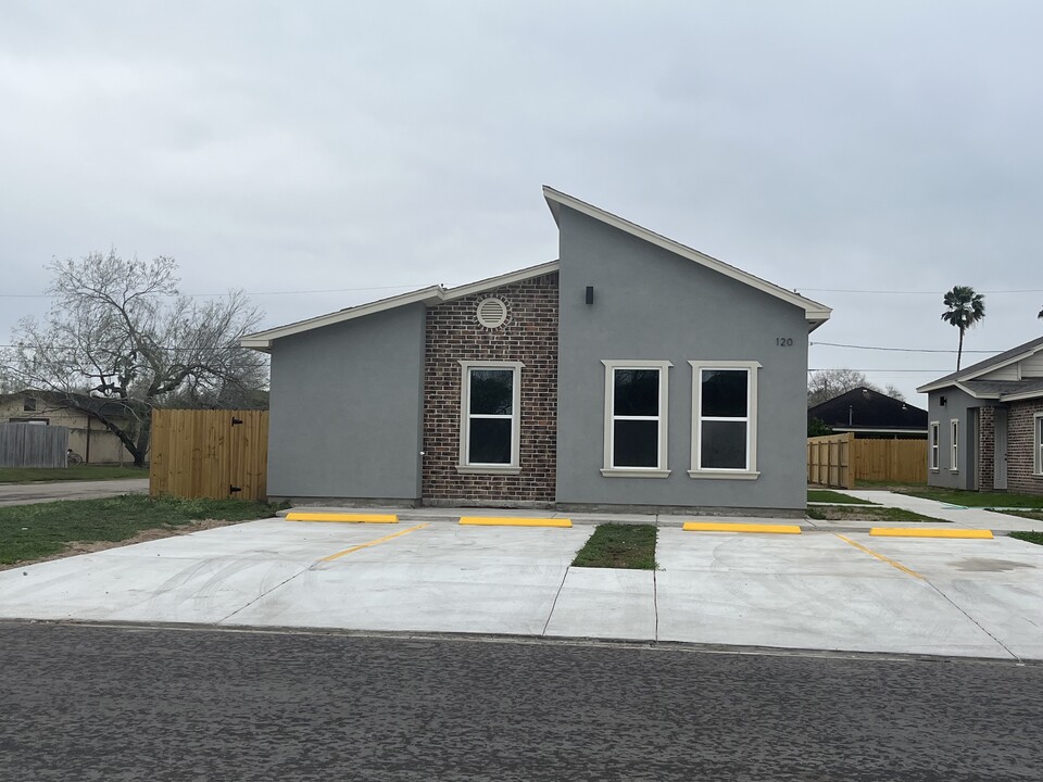 120 W 2nd St, Unit A in Los Fresnos, TX - Building Photo