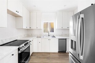 7044 White Oak Ave in Los Angeles, CA - Building Photo