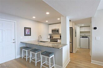 2885 Palm Beach Blvd in Ft. Myers, FL - Foto de edificio - Building Photo