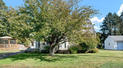 11 Fern St in Windsor Locks, CT - Building Photo - Building Photo