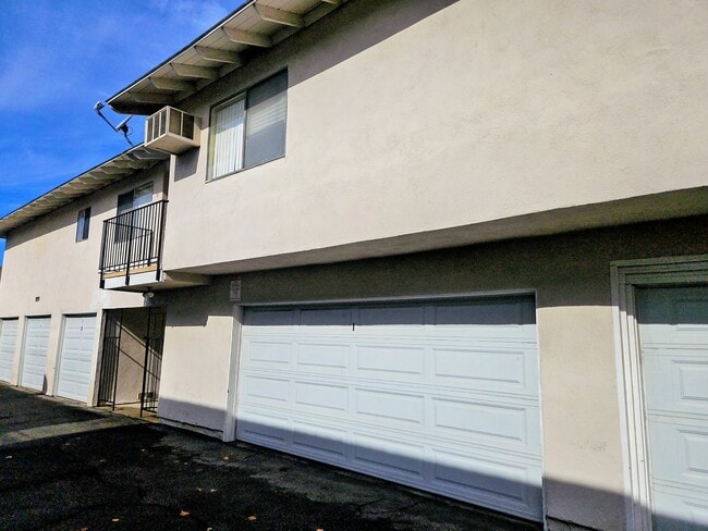 141 Greentree Ln in La Habra, CA - Foto de edificio - Building Photo