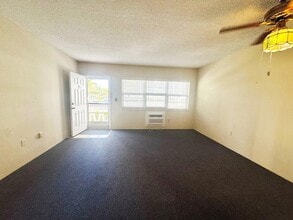 2001 S Ocean Dr, Unit 40 in Hallandale Beach, FL - Building Photo - Building Photo
