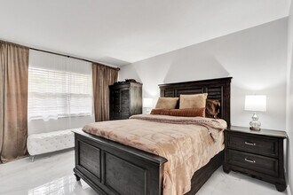 545 Oaks Ln in Pompano Beach, FL - Building Photo - Building Photo
