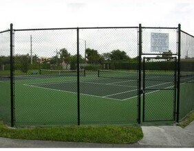 216 Lake Pointe Dr in Oakland Park, FL - Building Photo - Building Photo