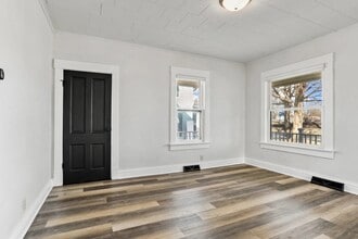 426 College Ave, Unit Lower in Watertown, WI - Foto de edificio - Building Photo