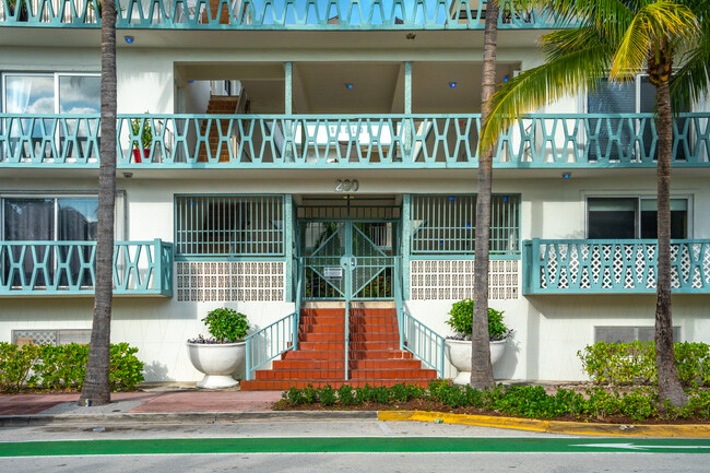 SHOLOM HOUSE CONDO in Miami Beach, FL - Building Photo - Building Photo