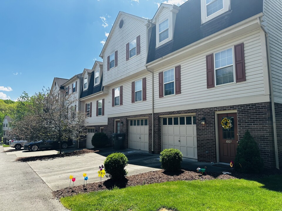 Timberbrook Court Townhouses in Zelienople, PA - Foto de edificio