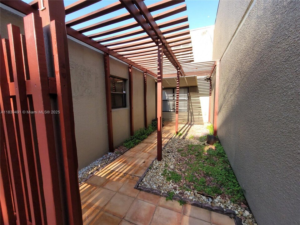 1091 N Hiatus Rd in Pembroke Pines, FL - Foto de edificio