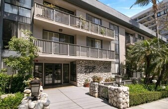 1134 Alta Loma Rd, Unit 106 in West Hollywood, CA - Building Photo - Building Photo