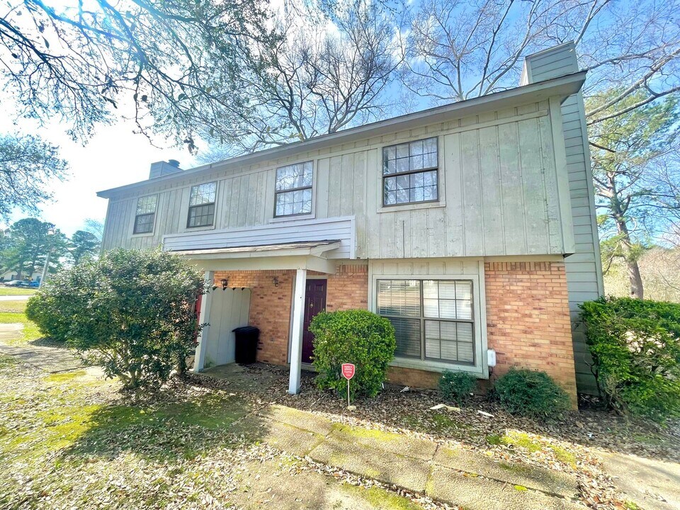 203 Lindale St in Clinton, MS - Building Photo