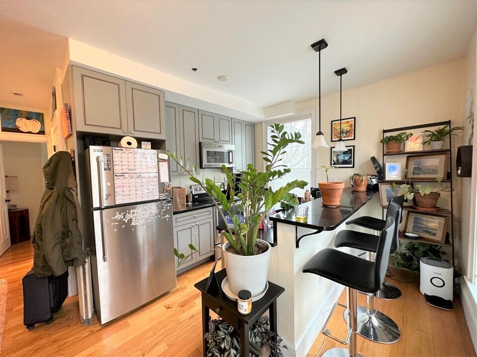 43 Kent St, Unit 1 in Somerville, MA - Foto de edificio
