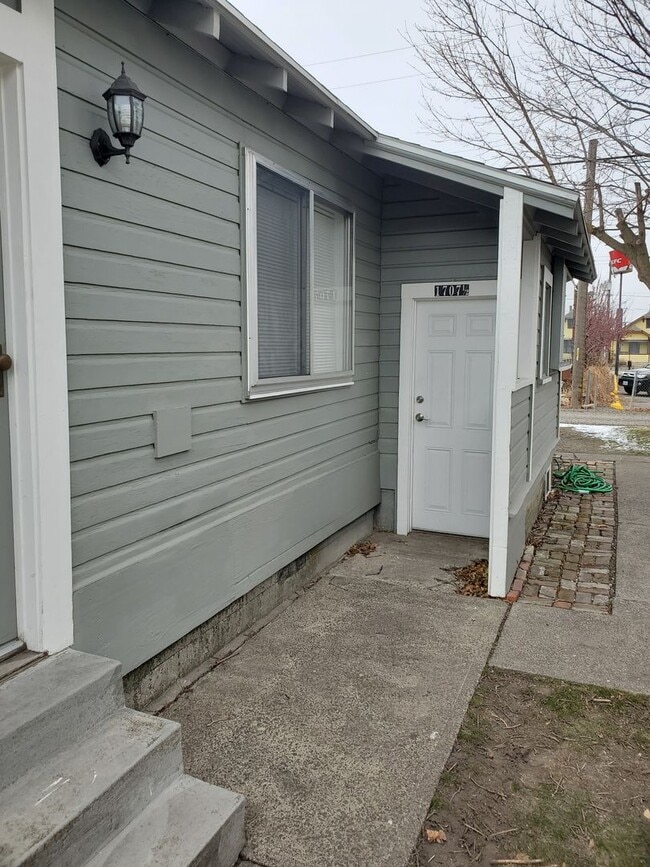 1707 Washington Ave in La Grande, OR - Building Photo - Building Photo