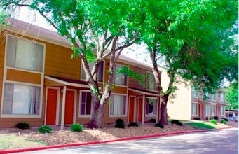 Treehouse Apartments in College Station, TX - Foto de edificio - Building Photo