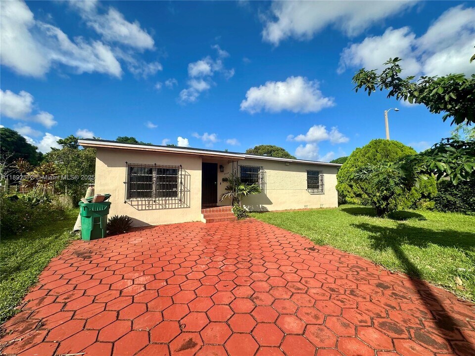 4005 NW 9th St in Miami, FL - Building Photo
