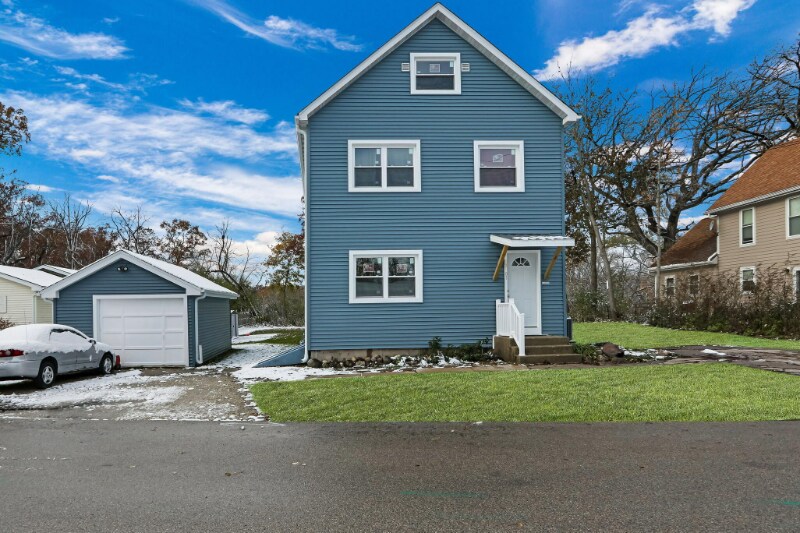 2107 Haegele Dr in Twin Lakes, WI - Foto de edificio