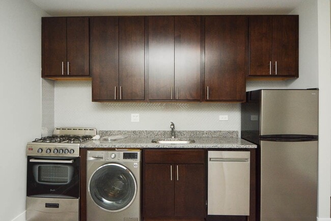 434.5 W Belden Ave, Unit 302B in Chicago, IL - Building Photo - Building Photo