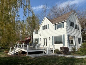 329 Centre Island Rd in Oyster Bay, NY - Building Photo - Building Photo