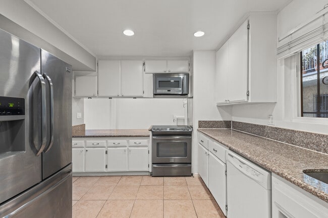 2354 Fletcher Dr, Unit 113 in Los Angeles, CA - Building Photo - Building Photo
