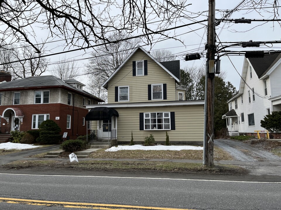 412 Kenwood Ave, Unit 1st Rear in Delmar, NY - Foto de edificio