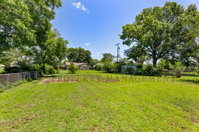 2340 S Vine St in Wichita, KS - Building Photo - Building Photo