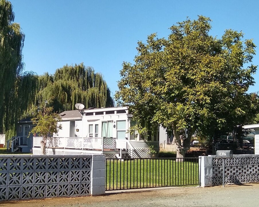 3417 Snug Harbor Dr in Walnut Grove, CA - Foto de edificio