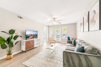 1301 Crossing Pl in Austin, TX - Building Photo - Building Photo