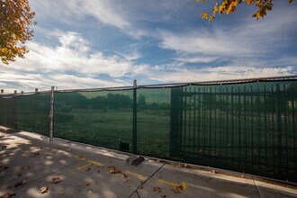 Fusion Townhomes and Live-work Homes in Hayward, CA - Foto de edificio - Building Photo