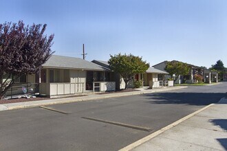 1220 W 8th St in The Dalles, OR - Foto de edificio - Building Photo