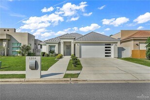 37 Providence Ave in McAllen, TX - Building Photo