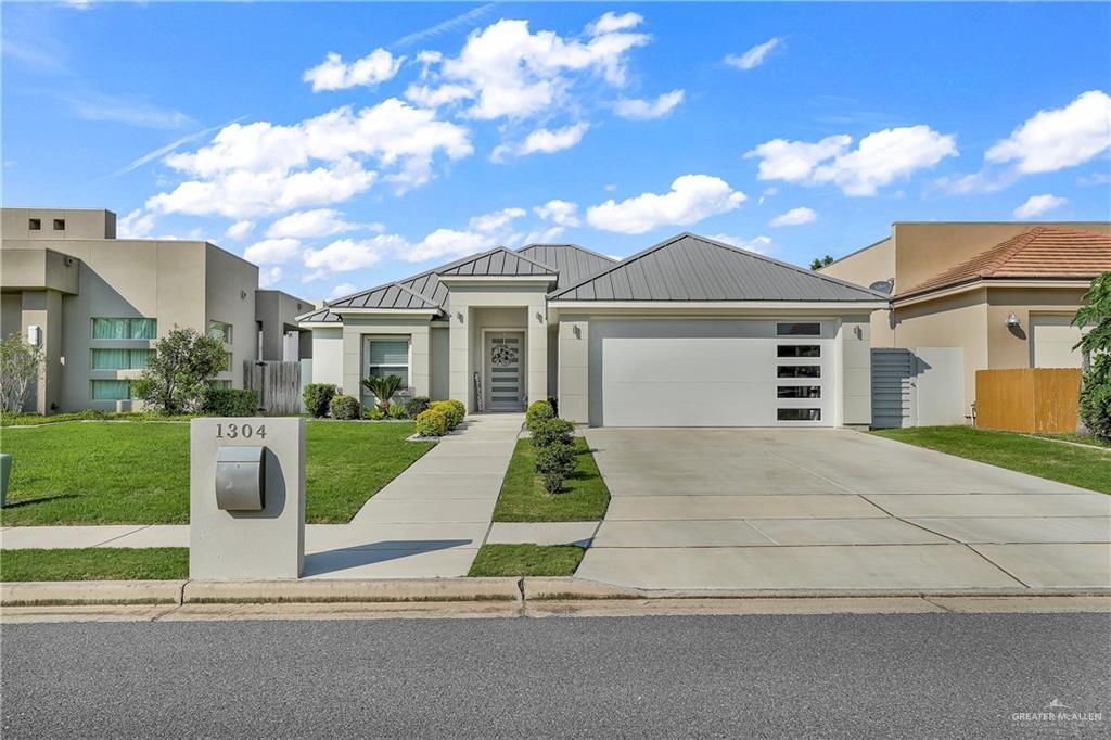 37 Providence Ave in McAllen, TX - Building Photo