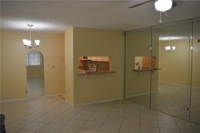 840 Twin Lakes Dr in Coral Springs, FL - Building Photo - Building Photo