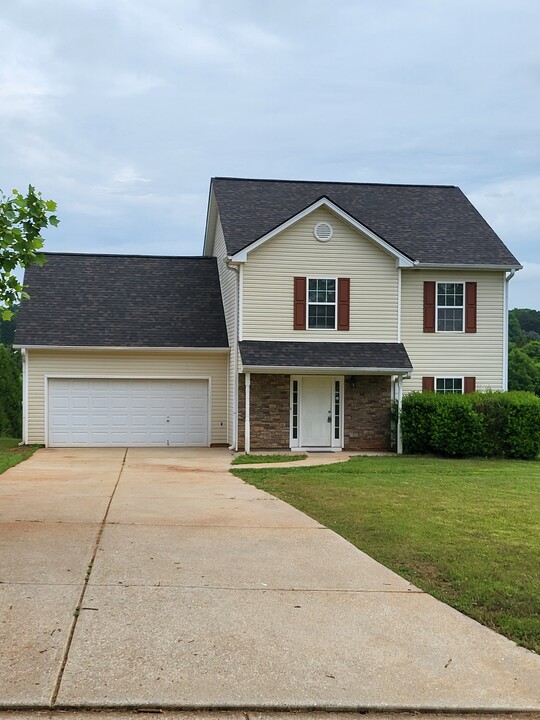 1118 Kailie Dr in Winder, GA - Foto de edificio