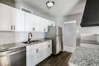 14107 Pinewest Dr in Houston, TX - Foto de edificio - Building Photo