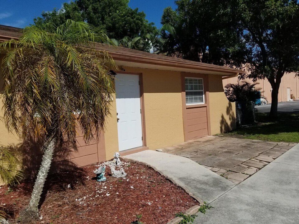 314 SE 16th Pl in Cape Coral, FL - Building Photo