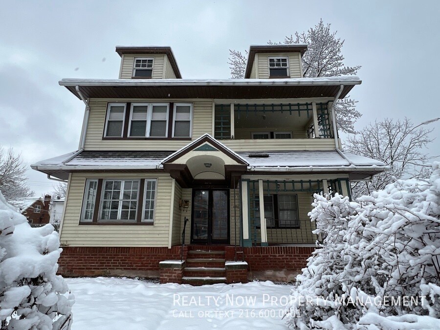 3290 Desota Ave in Cleveland Heights, OH - Building Photo
