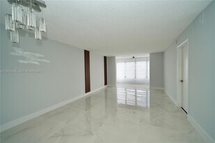 2551 Aragon Blvd in Sunrise, FL - Building Photo
