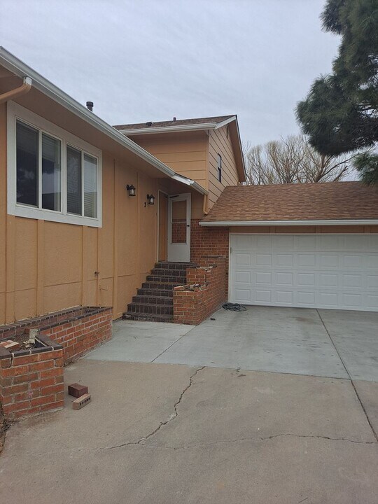 2 Carefree Ln in Pueblo, CO - Building Photo