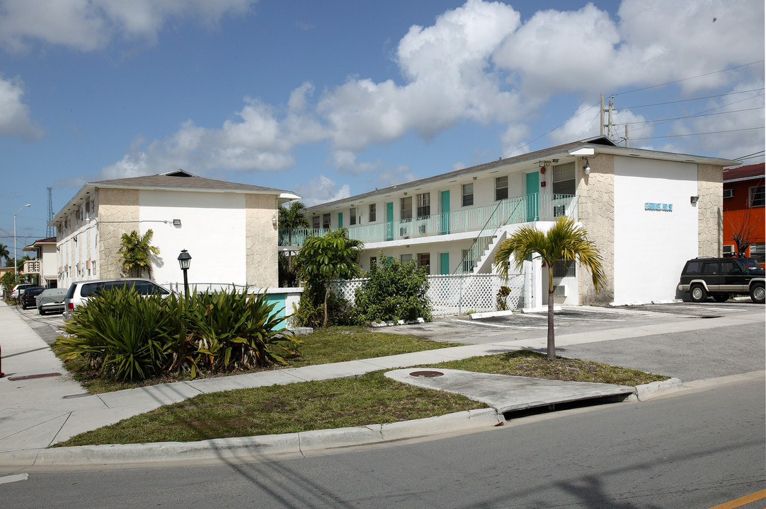 Carriage House Apartments in Hialeah, FL - Foto de edificio