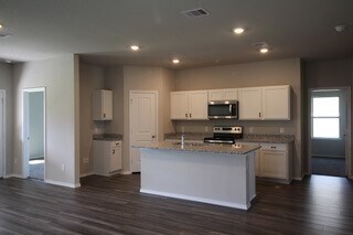 215 Rockbridge Dr in Huntsville, TX - Foto de edificio - Building Photo