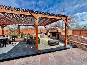 2580 N Monaco St Pkwy in Denver, CO - Foto de edificio - Building Photo