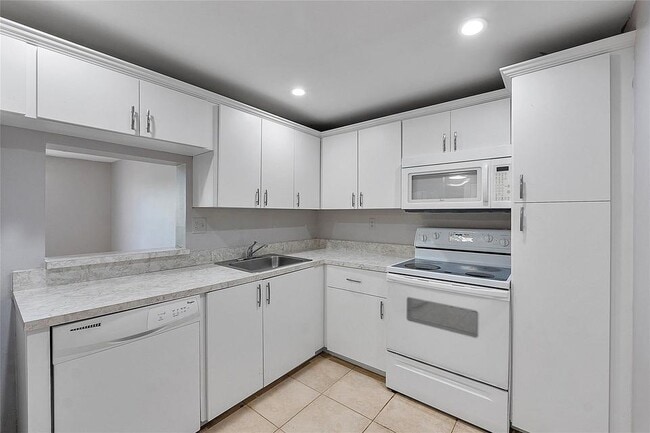 4354 NW 9th Ave in Pompano Beach, FL - Building Photo - Building Photo