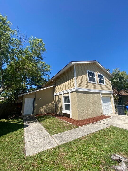 5109 Burnside Ct in Tampa, FL - Foto de edificio
