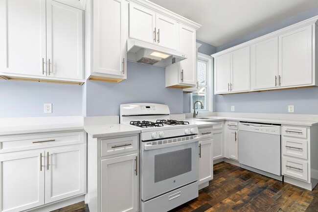 11 Hudson Pl in Weehawken, NJ - Building Photo - Building Photo