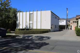 357 W Wilson Ave in Glendale, CA - Foto de edificio - Building Photo