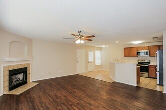 612 Grove Manor in Cedar Hill, TX - Foto de edificio - Building Photo