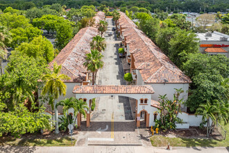 The Village at West Miami in West Miami, FL - Foto de edificio - Building Photo